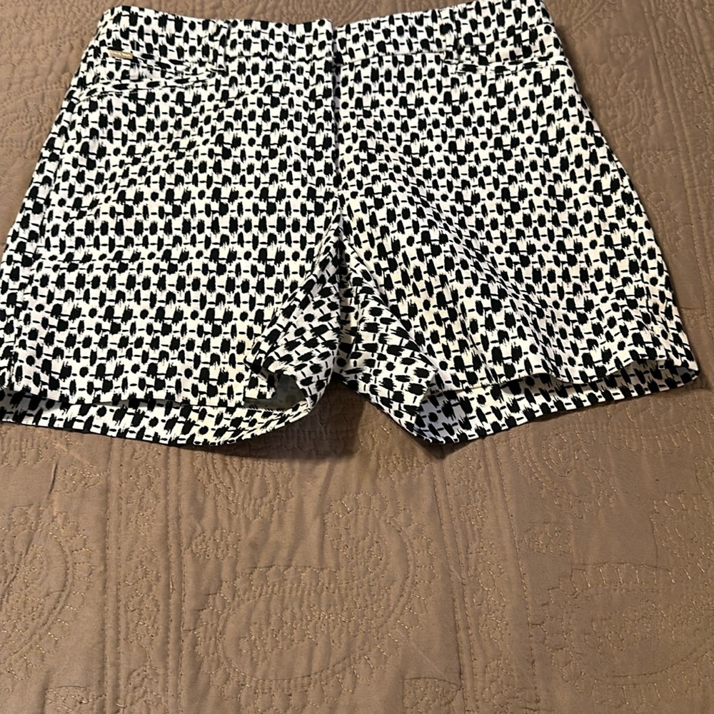 White House Black Market 5 in Shorts! Size 4! Excellent condition!